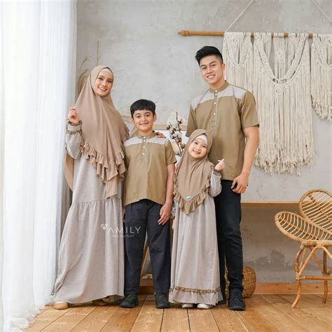 Sedang cari baju batik couple dan kebaya modern?✌ yuk cek koleksi trend model baju batik couple dan kebaya modern kekinian. Baju Couple Kondangan Kekinian / Batik Couple Couple ...