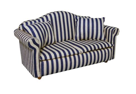 Soll sich das sofa frei stehend im raum befinden, dann benötigt die rückwand einen bezugstoff aus dem gleichen material wie der polsterstoff des sofas. Sofa - blau/weiß gestreift - Maßstab 1zu12