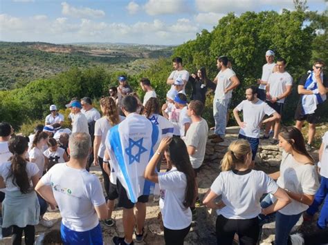 במלון שלנו, תרגישו את המגע המיוחד והיחס האישי החם המאמין בתרבות בצפון למרגלות הגולן, אל מול נופה המרהיב של הכנרת, מציע מלון כפר הנופש רמות חווית אירוח מעל ומעבר. James: מצפור גיא כפר ורדים