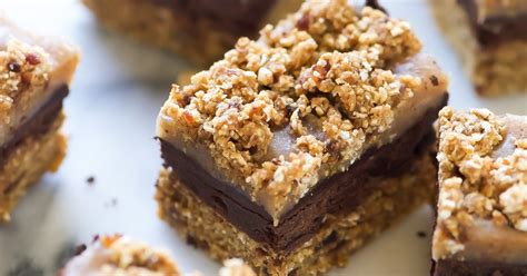 They are the perfect way to satisfy your mad chocolate cravings when you are supposed to be losing holiday pounds. Easy No-Bake Chocolate Oat Bars
