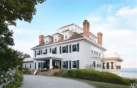 Designer Giancarlo Valle Rejuvenates A Stalwart New England Mansion On