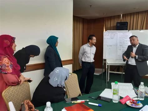 Yang diberi tugas, tanggung jawab, wewenang dan hak secara penuh oleh pejabat yang berwenang untuk meiakukan kegiatan manajemen pns dan pengembangan sistem manajemen pns. Kursus Pegawai Perhubungan Awam : Penceramah berpengalaman ...