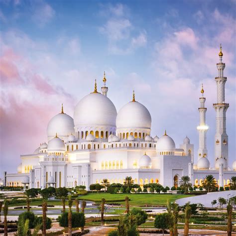 En Abu Dhabi Está La Famosa Mezquita Sheikh Zayed Conocida También