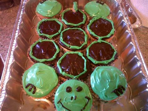 This adorable butterfly cupcake cake will surely be a huge hit at your child's birthday party. DeLish DeMaria: Turtle Pull-Apart Cupcakes