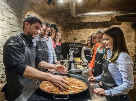 Dispongo de local propio y colaboro con escuelas de cocina en barcelona. Showcooking en Barcelona: Clase de cocina tradicional