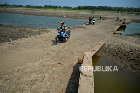 Terdampak Kemarau Panjang Air Waduk Gajah Mungkur Surut Cm Tiap