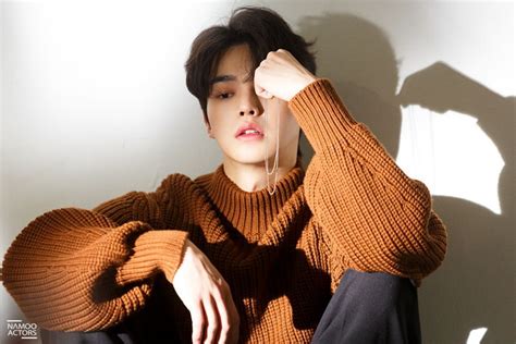 고화질, 최신 남자 아이돌 월드컵. 반깐머리에 가죽재킷 입고 고농축 '퇴폐+청량미' 발산한 송강 ...