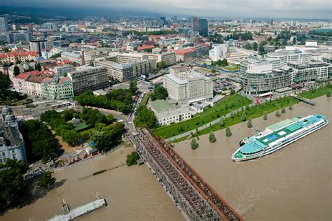 Кайл маклоклен, юрген прохнов, франческа аннис и др. A Duna alatt sétálgatnak a pozsonyiak