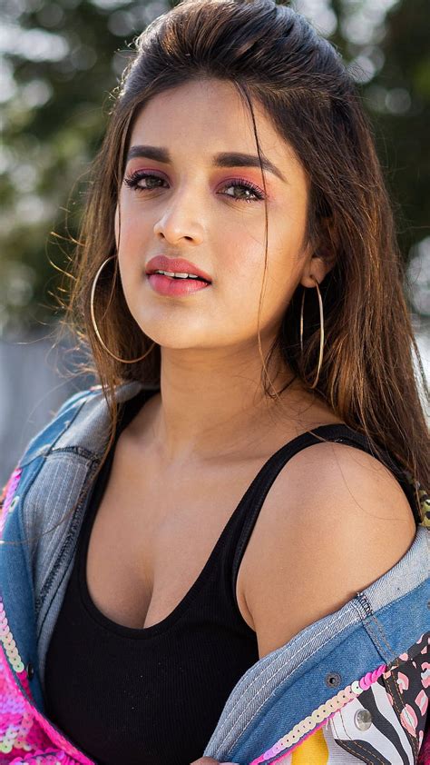 actress nidhi agarwal s recent glamour saree photoshoot viral twintalktamil