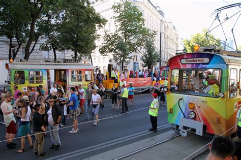War jemand auf der parade? File:Wien -Regenbogenparade 2012, Demonstrationszug der ...
