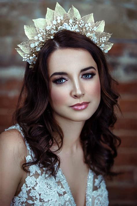 Finding the right tiara is usually a matter of not only finding one that harmonizes with the color and decorative elements of. Beautiful Bridal Headpiece Trends for 2019 and How To Wear Them | Love My Dress® UK Wedding Blog ...