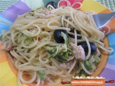 Si può aggiungere al sugo la passata di pomodoro per rendere il aggiungete il tonno e sfumate con il vino bianco, salate, abbassate il fuoco al minimo e lasciate cucinare con il coperchio. Spaghetti, ricetta spaghetti zucchine e tonno in bianco