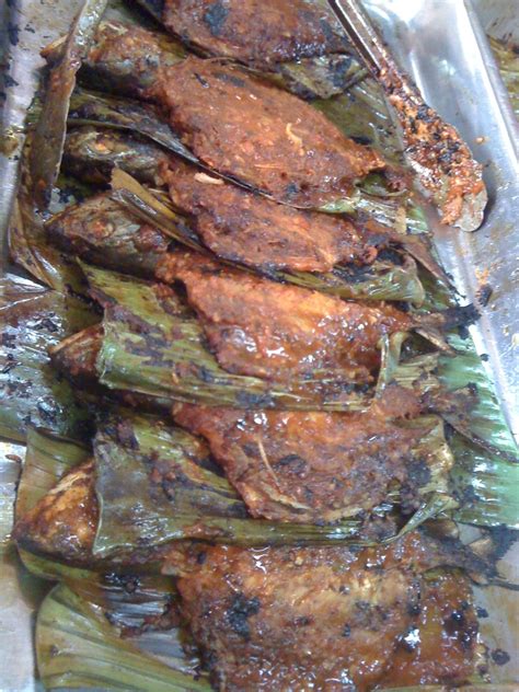 Ikan kembung kaya manfaat karena mengandung banyak nutrisi. i.need.a.break :): Fend Ikan Bakar ~ Kelana Jaya