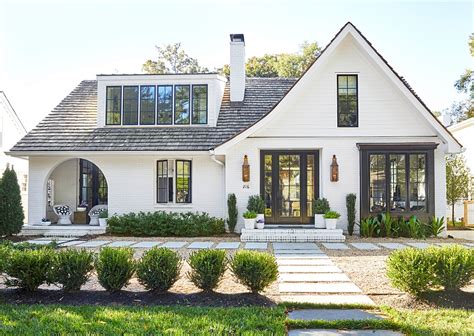 Material kayu terkenal membuat rumah terkesan hangat dan klasik. Desain Rumah Klasik Putih