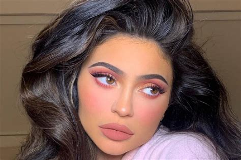 Kylie jenner wants to have more kids with travis scott, source says kylie jenner goes makeup free while lounging with kim kardashian related gallery. Kylie Jenner sorprende al mostrarse sin una gota de ...