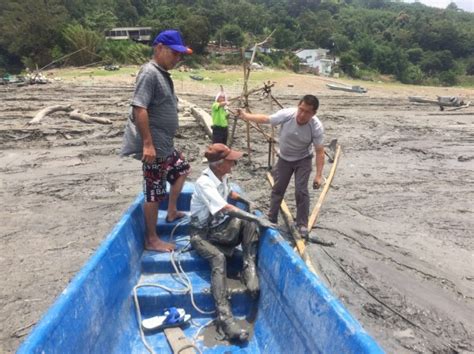 Albee chang added a new photo — at 薑母島. 桃市薑母島居民踩淤泥上下船 石門水庫管理中心今「清」出馬路 - 生活 - 自由時報電子報