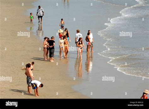 Many Beach Goers Hi Res Stock Photography And Images Alamy