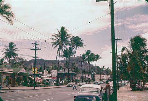 25 Vivid Color Snapshots Of Everyday Life In Honolulu During The 1950s