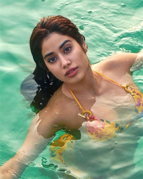 Janhvi Kapoor Bikini Photos Sridevis Daughter Shows Off Her Sexy Figure And Curves In These