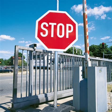 Ein stoppschild zeigt fahrzeugführern an, dass sie hier halten und vorfahrt gewähren müssen. Stoppschild | Straßenschilder