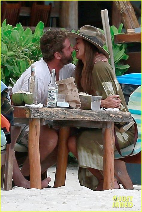 Öğle yemeği için arkadaşlarıyla dışarıda buluşan oyuncu gerard butler ve sevgilisi morgan brown arasındaki romantizm görenlerin midesini bulandırdı. Gerard Butler & Girlfriend Morgan Show Some PDA During New ...