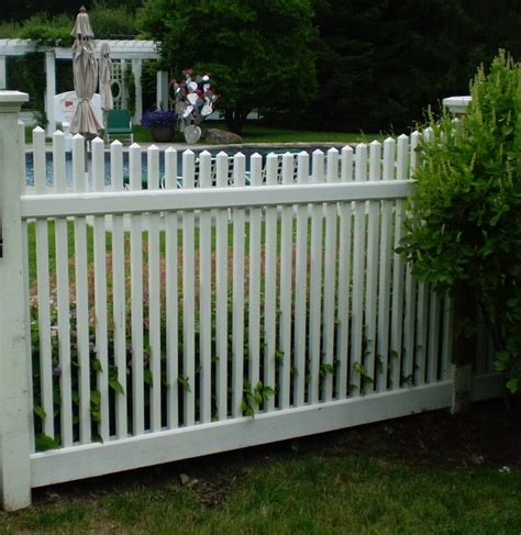 Scalloped Connecticut Picket Fence Traditional Landscape