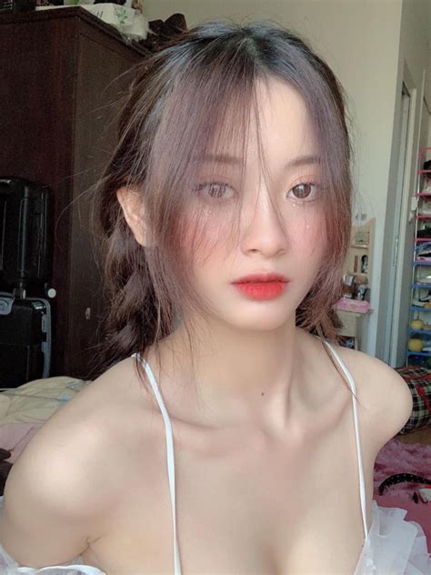Triệu Linh Trang Hot Girl Với Vẻ Ngoài Quyến Rũ “say Lòng” Cộng đồng Mạng · Saostyle