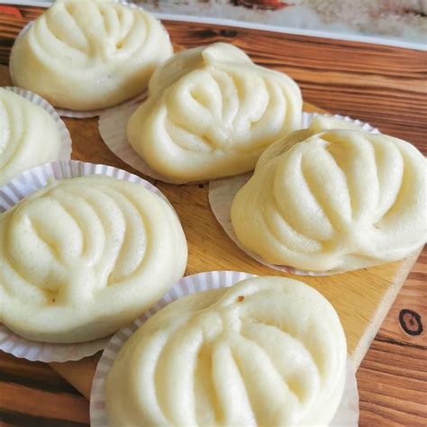 Campurkan daging babi cincang, bawang bombay, dan daun bawang dalam satu wadah. Resep Bakpao Isi Daging Babi