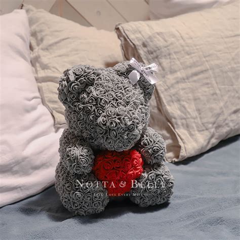 Bündel rosen und ein teddybär betreffen weißen hintergrund. Teddybär aus Rosen - Individuelle Gravur, Geschenkbox ...
