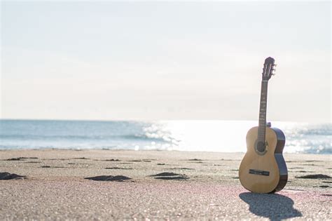 Guitarra En La Playa Foto De Stock Y Más Banco De Imágenes De Agua Istock