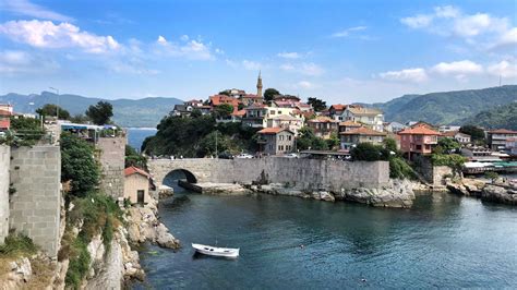Benzersiz doğal güzellikleri, eşsiz koyları, deniz ürünleri ve tarihi mekanları ile batı karadeniz'in çekim merkezlerinden biri olan amasra'nın gezilecek tarihi ve turistik yerlerinden bazılarını tanıtmaya çalışacağız. AMASRA'DA GEZİLECEK YERLER | Biz Evde Yokuz
