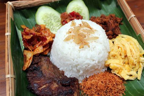Saya pernah (bahkan sering) membeli ayam geprek di dekat rumah saya. Cara Membuat Nasi Uduk Khas dari Betawi Dengan Kreasi Sendiri