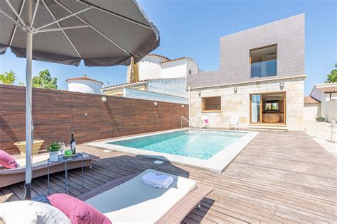 Best vacation rental offers empuriabrava. 0106-LLOBREGAT Haus am Kanal mit Pool - Villen Empuriabrava