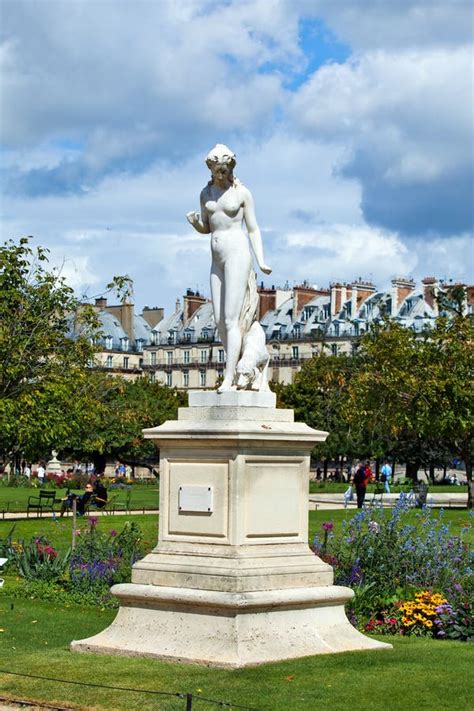 Statue De Marbre Nymphe Dans Le Jardin De Tuileries Pari Photo Stock