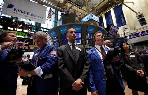 Traders work on the floor of the New York Stock Exchange L Indigné du
