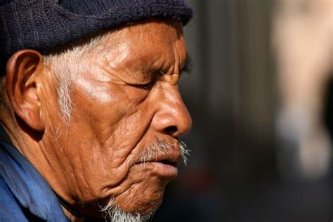 Siapa lagi kalau bukan shigeo tokuda, 84 tahun, yang lebih kita kenal dengan sebutan kakek sugiono. Belajar Tentang Ikhlas Dari Seorang Penjual Kerupuk yang Renta dan Buta
