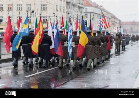 Europ Ische Stra E Prague October Soldaten Der Tschechischen Armee Marschieren Auf