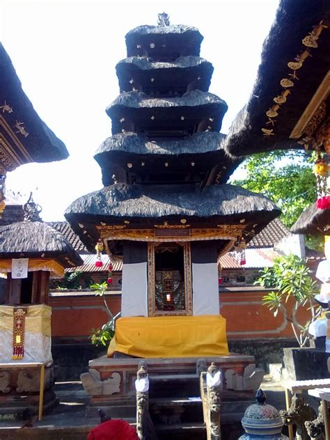Kalender bali adalah sistem kalender yang digunakan oleh umat hindu bali di kepulauan bali dan lombok. Pelinggih Meru Bhatara Kawitan - Kalender Bali