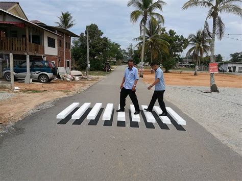 Also known as the kuala penyu district office in english. This Cool 3D Zebra Crossing In Terengganu Is Perfect For ...