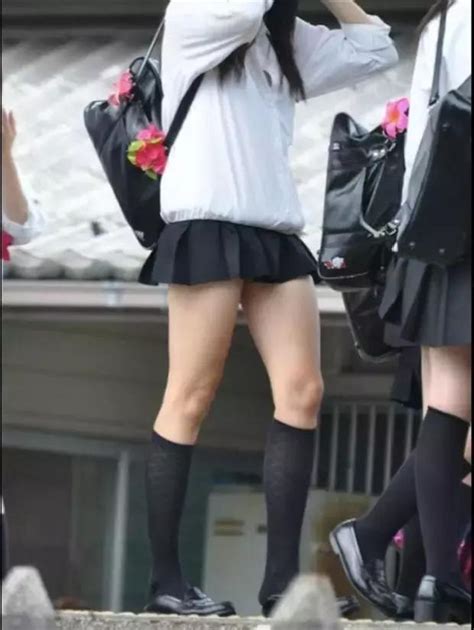 日本女高中生的超短裙再破纪录，那点布料还能遮住什么？