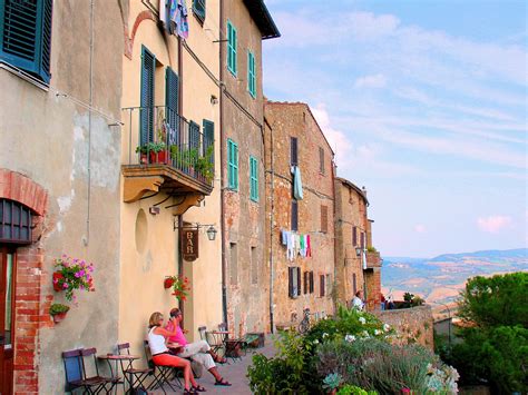 Guided Tour To The Tuscan Hilltop Town Of Pienza Italy