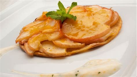 Eva arguiñano nos enseña cómo preparar una deliciosa tarta de yema tostada y crema pastelera casera con base de pasta quebrada que podéis preparar también vosotros mismos. Receta de tortitas de manzana - Eva Arguiñano - YouTube