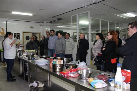 Paco sánchez, su propietario y chef, ofrece un menú completo por 20 euros + iva que incluye un primero plato a elegir entre un. Medio centenar de cocineros profesionales participan en ...
