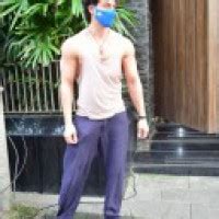 Tiger Shroff Flaunts Washboard Abs In New Shirtless Pic