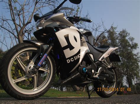 However, the recent bike appears more stylish and a little more upmarket owing to the introduction of the new colour schemes and advanced designer graphics on the bike's body. CBR 250r blue 2014 | Motos
