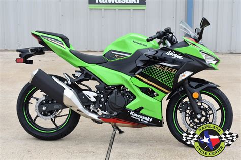 The kawasaki ninja 400 is an a2 licence friendly sports bike and is powered by a liquid cooled 399 cc parallel twin engine, producing 44.8 bhp at 10,000 rpm and maximum torque at 8,000 rpm. New 2020 Kawasaki Ninja 400 KRT Edition Lime Green / Ebony ...
