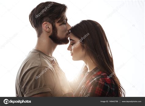 Photo d appel d offres du jeune couple Homme femme baiser au front