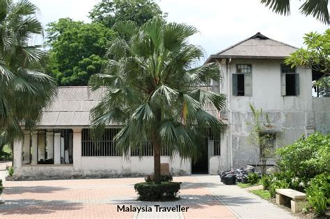 In 1925, the management of the cemetery built 10 pavilions, so that the people who paid respects to the dead could take a short rest. Kwong Tong Cemetery Kuala Lumpur (Heritage Park)