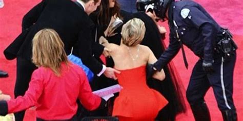 Jennifer Lawrence Tripped On Oscar Red Carpet Business Insider