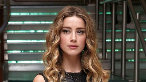 Amber heard in sharp winged black eyeliner which suits pretty well her face shape at the magic mike xxl london premiere. Amber Heard's Earthy Makeup and Smooth Curls | Vogue